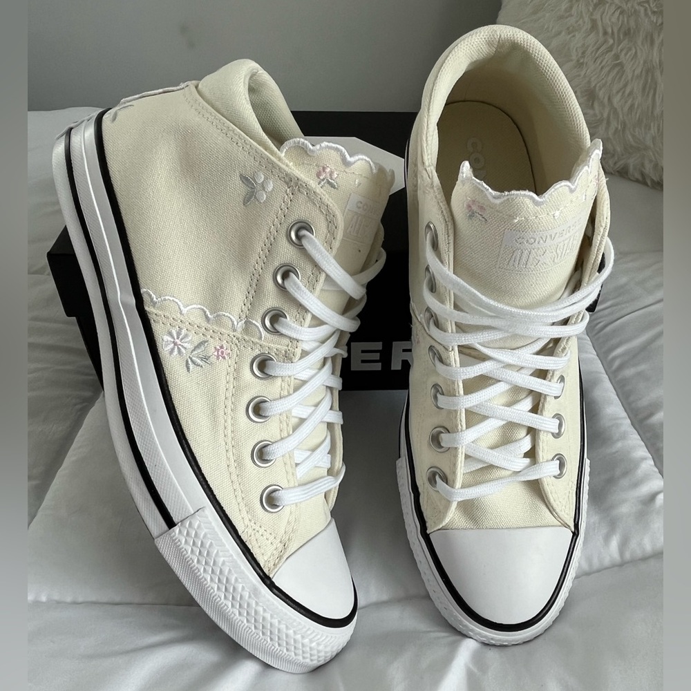 CONVERSE ⭐️ All Stars | 9 | scallop trim & flowers!